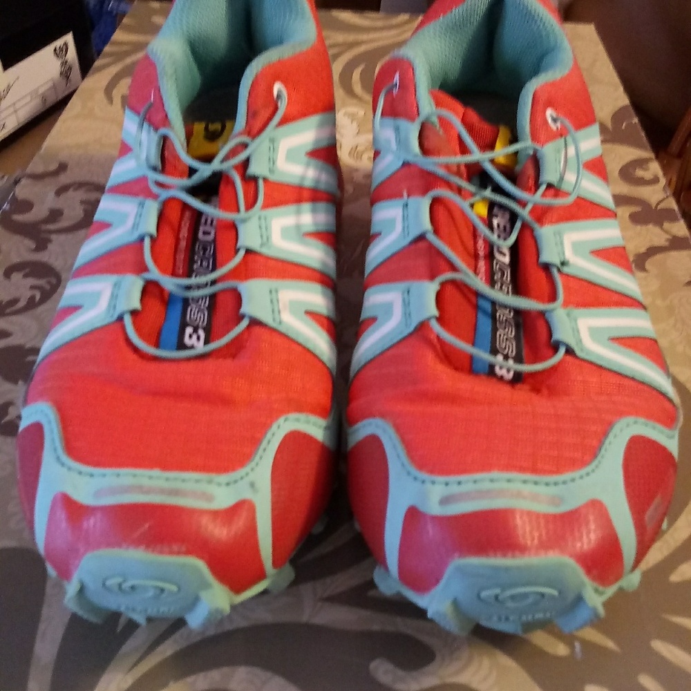 Tennis shoes
